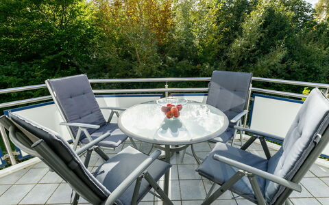Preiss: Tabelle, Eigentum, Möbel, Tisch Im Freien, Pflanze, Stuhl, Gartenmöbel, Interior Design, Himmel, Holz