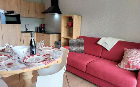 Les Tétras: Möbel, Couch, Tabelle, Eigentum, Bilderrahmen, Holz, Interior Design, Wohnzimmer, Studio Couch, Kissen