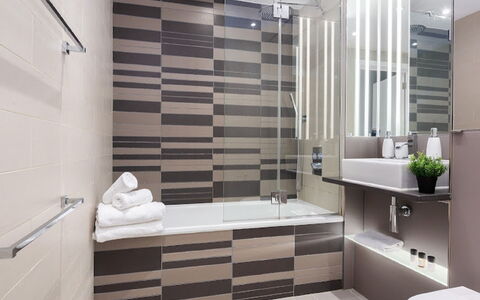 Avant-Garde, Shoreditch: Möbel, Badewanne, Gebäude, Pflanze, Komfort, Armatur, Interior Design, Badezimmer, Flooring, Holz