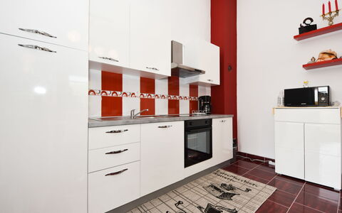 Zalazak Sunca: Cabinetry, Möbel, Gebäude, Countertop, Interior Design, Schublade, Beleuchtung, Holz, Fussboden, Regale