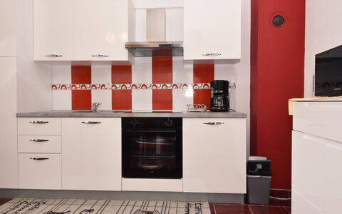 Zalazak Sunca: Cabinetry, Gebäude, Countertop, Küchengerät, Holz, Herd, Flooring, Interior Design, Küche, Fussboden