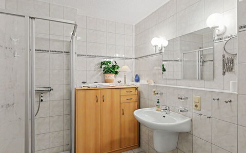 Zempin 120: Bad Sink, Badezimmer, Armatur, Sinken, Flooring, Interior Design, Zapfhahn, Fussboden, Installation, Badezimmerschrank