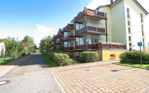 Zempin 120: Möbel, Tabelle, Himmel, Stuhl, Holz, Interior Design, Baum, Fussboden, Schatten, Gebäude