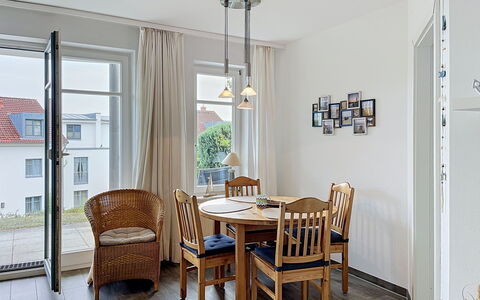 Zinnowitz 190: Möbel, Interior Design, Flooring, Fussboden, Holz, Decke, Light Fixture, Esszimmer, Stuhl, Küche & Esszimmer Tisch