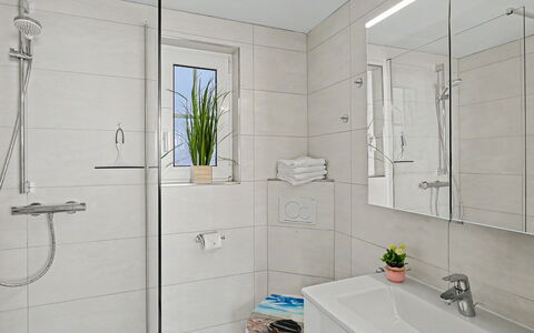 Usedomer Seekiste: Badezimmer, Armatur, Interior Design, Sinken, Flooring, Bad Sink, Fussboden, Zapfhahn, Badezimmerschrank, Installation