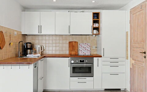 Usedomer Seekiste: Küchengerät, Küche, Countertop, Cabinetry, Major Appliance, Flooring, Möbel, Holz, Interior Design, Haushaltsgerät