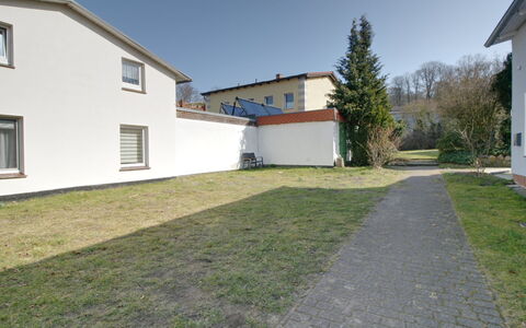 Usedomer Seekiste: Möbel, Tabelle, Himmel, Stuhl, Holz, Interior Design, Baum, Fussboden, Schatten, Gebäude