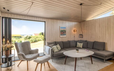 Liesel - 700M from the Sea: Möbel, Flooring, Interior Design, Holz, Fussboden, Couch, Wohnzimmer, Decke, Holzboden, Tabelle