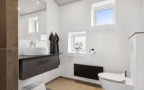Liesel - 700M from the Sea: Interior Design, Flooring, Fussboden, Wand, Armatur, Badezimmer, Sinken, Decke, Zapfhahn, Badezimmerschrank