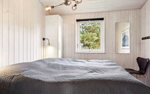 Liesel - 700M from the Sea: Schlafzimmer, Interior Design, Holz, Decke, Bett, Flooring, Light Fixture, Möbel, Fussboden, Bettdecke