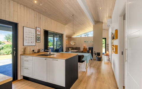 Liesel - 700M from the Sea: Holz, Flooring, Interior Design, Decke, Küche, Countertop, Fussboden, Möbel, Holzboden, Küchengerät