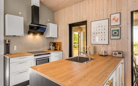 Liesel - 700M from the Sea: Flooring, Küche, Holz, Interior Design, Countertop, Fussboden, Küchengerät, Holzboden, Möbel, Decke