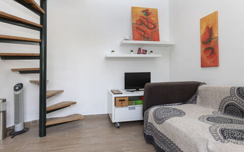 Villa Casalot Vi: Möbel, Tabelle, Himmel, Stuhl, Holz, Interior Design, Baum, Fussboden, Schatten, Gebäude