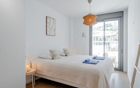 Dénia 188: Möbel, Interior Design, Bett, Schlafzimmer, Wand, Fussboden, Flooring, Holz, Decke, Bettdecke