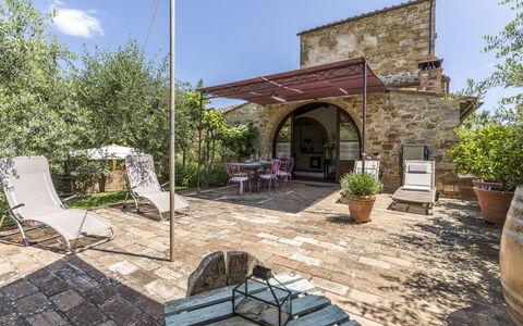 Casa Anita - Castellina In Chianti - Granaio, Tosc: Pflanze, Himmel, Eigentum, Blumentopf, Die Architektur, Wolke, Gartenmöbel, Zimmerpflanze, Stuhl, Schatten