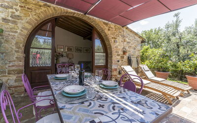 Casa Anita - Castellina In Chianti - Granaio, Tosc: Möbel, Tabelle, Eigentum, Pflanze, Stuhl, Gebäude, Interior Design, Die Architektur, Fenster, Haus