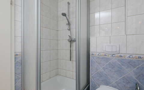 Koserow 186: Armatur, Duschkopf, Zapfhahn, Gebäude, Dusche, Badezimmer, Duschpaneel, Tür, Interior Design, Haus