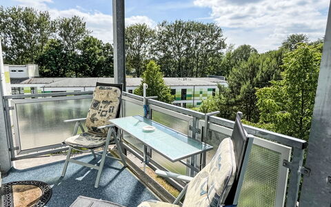 Karsten: Wolke, Himmel, Gebäude, Stuhl, Baum, Wasser, Fenster, Blumentopf, Urban Design, Pflanze