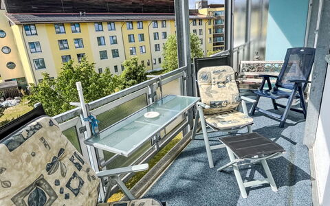 Karsten: Gebäude, Eigentum, Fenster, Tabelle, Himmel, Urban Design, Gartenmöbel, Couch, Stuhl, Wolke
