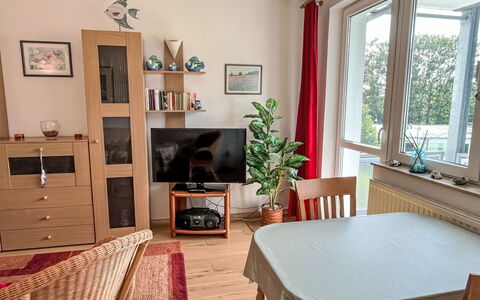 Karsten: Tabelle, Bilderrahmen, Pflanze, Möbel, Eigentum, Fenster, Holz, Zimmerpflanze, Interior Design, Wohnzimmer