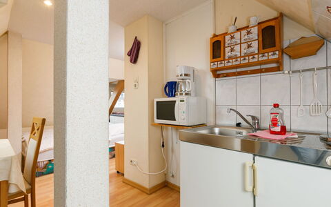 Zinnowitz 109: Spüle, Eigentum, Cabinetry, Möbel, Sinken, Countertop, Zapfhahn, Holz, Interior Design, Küchengerät