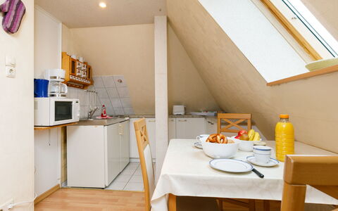 Zinnowitz 109: Möbel, Tabelle, Cabinetry, Gebäude, Holz, Orange, Interior Design, Küche, Fenster