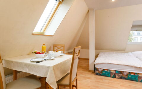 Zinnowitz 109: Möbel, Tabelle, Gebäude, Fenster, Komfort, Holz, Textil, Interior Design, Fussboden