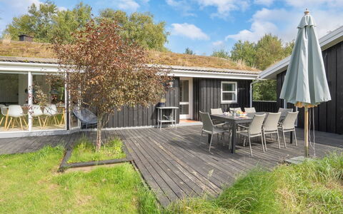 Hagbard - 2.6Km from the Sea: Holz, Zuhause, Dach, Haus, Hütte, Veranda, Hartholz, Tür, Deck, Schatten
