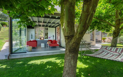 Luxury Green Marignana Villa, Versilia, Pool, Ac,: Pflanze, Grün, Baum, Die Architektur, Schatten, Urban Design, Gras, Landschaft, Freizeit, Grundeigentum