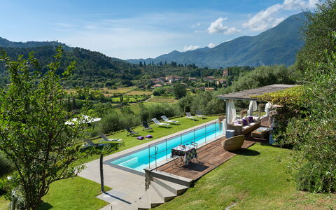 Luxury Green Marignana Villa, Versilia, Pool, Ac,: Pflanze, Wolke, Wasser, Berg, Himmel, Schwimmbad, Natürliche Landschaft, Baum, Gartenmöbel, Gras