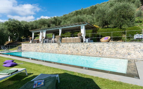Luxury Green Marignana Villa, Versilia, Pool, Ac,: Himmel, Wolke, Pflanze, Baum, Schatten, Schwimmbad, Gras, Freizeit, Urban Design, Erholung