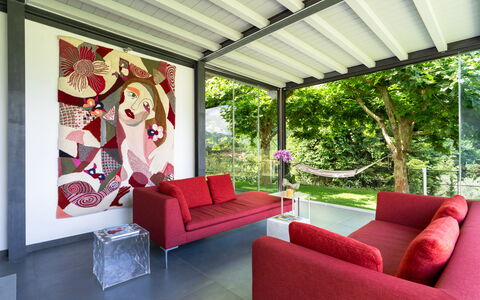 Luxury Green Marignana Villa, Versilia, Pool, Ac,: Eigentum, Möbel, Couch, Pflanze, Interior Design, Dekoration, Wohnzimmer, Schatten, Komfort, Wand