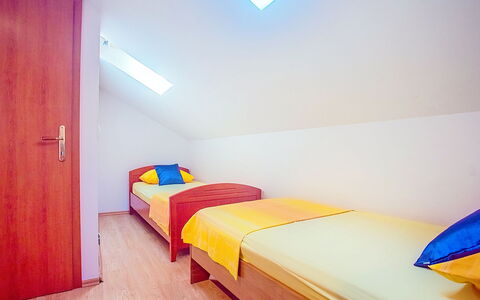 Villa Jolie Amazing Stone: Fussboden, Interior Design, Holz, Flooring, Zimmer, Schlafzimmer, Decke, Bett, Wohnung, Holzboden