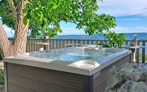 Villa Jolie Amazing Stone: Badewanne, Armatur, Verbundwerkstoff, Jacuzzi, Schwimmbad, Freizeit, Deck, Resort, Gartenmöbel