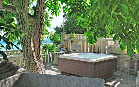 Villa Jolie Amazing Stone: Möbel, Gartenmöbel, Stuhl, Schatten, Deck, Badewanne, Garten, Resort, Terrasse