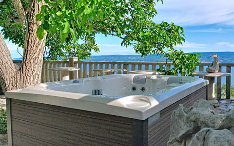 Villa Jolie Amazing Stone: Badewanne, Armatur, Jacuzzi, Freizeit, Gartenmöbel, Schwimmbad, Deck, Stuhl, Resort