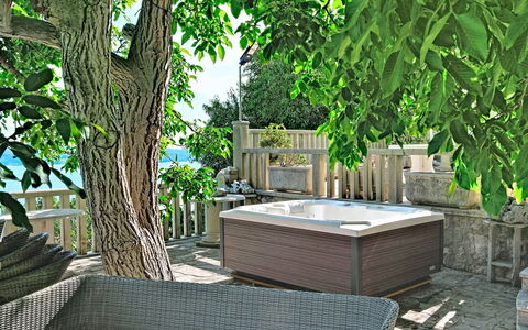 Villa Jolie Amazing Stone: Möbel, Gartenmöbel, Stuhl, Badewanne, Schatten, Deck, Garten, Terrasse, Resort