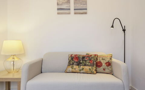 Dona Meia Praia: Möbel, Pflanze, Couch, Rechteck, Gebäude, Holz, Interior Design, Gelb, Fussboden, Wand