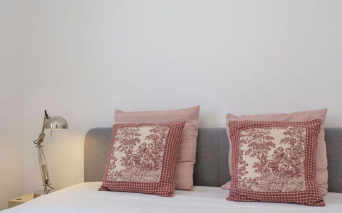 Dona Meia Praia: Möbel, Eigentum, Komfort, Textil, Holz, Kissen, Interior Design, Fussboden, Rechteck, Hartholz