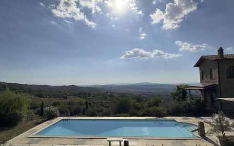 Villa Monticello: Wasser, Himmel, Wolke, Pflanze, Gebäude, Daytime, Fenster, Licht, Azurblau, Schwimmbad