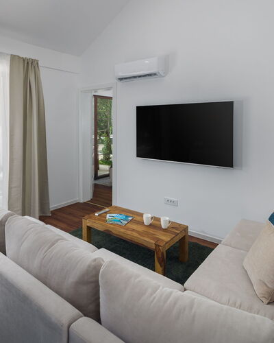 Luxury Bay Villa with Private Hot Tub 313.2