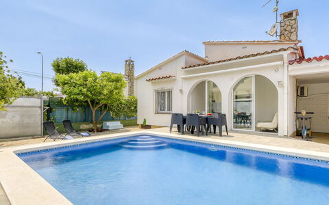 Luna: Wasser, Himmel, Eigentum, Pflanze, Blau, Azurblau, Schwimmbad, Wolke, Gebäude, Schatten