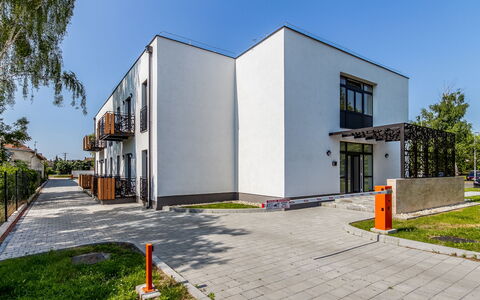 Anastasia: Wolke, Himmel, Daytime, Eigentum, Wasser, Gebäude, Pflanze, Azurblau, Urban Design, Öffentlicher Raum