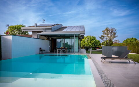 Villa Dalia Venezia: Wasser, Himmel, Wolke, Schwimmbad, Pflanze, Schatten, Gartenmöbel, Interior Design, Sonnenliege, Stuhl