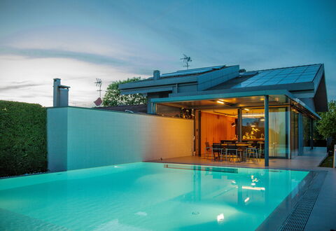 Villa Dalia Venezia: Wasser, Himmel, Eigentum, Pflanze, Schwimmbad, Azurblau, Wolke, Schatten, Gebäude, Gartenmöbel