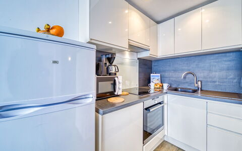 Val Thorens 540: Cabinetry, Eigentum, Countertop, Sinken, Gebäude, Interior Design, Küchengerät, Küche, Herd, Zapfhahn