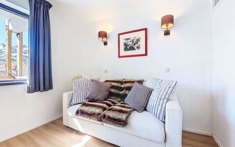 Val Thorens 540: Möbel, Interior Design, Zimmer, Flooring, Wohnung, Couch, Fussboden, Decke, Zuhause, Beleuchtung