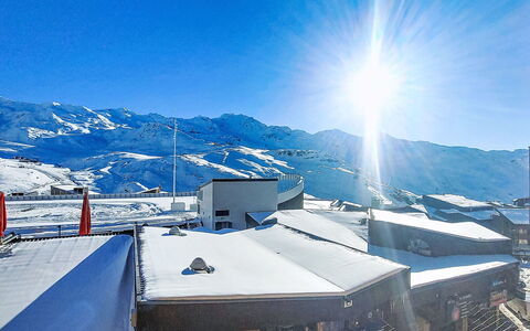 Val Thorens 540: Fassade, Tür, Zuhause, Dach, Verbundwerkstoff, Gartenmöbel, Schatten, Estate, Veranda, Stuhl