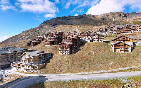 Val Thorens 540: Fassade, Tür, Zuhause, Dach, Verbundwerkstoff, Gartenmöbel, Schatten, Estate, Veranda, Stuhl
