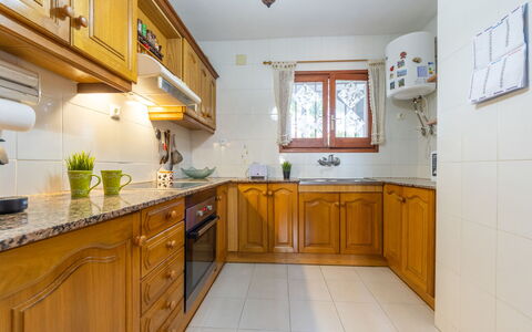 Llimona: Cabinetry, Eigentum, Countertop, Fenster, Holz, Spüle, Beleuchtung, Sinken, Interior Design, Küche